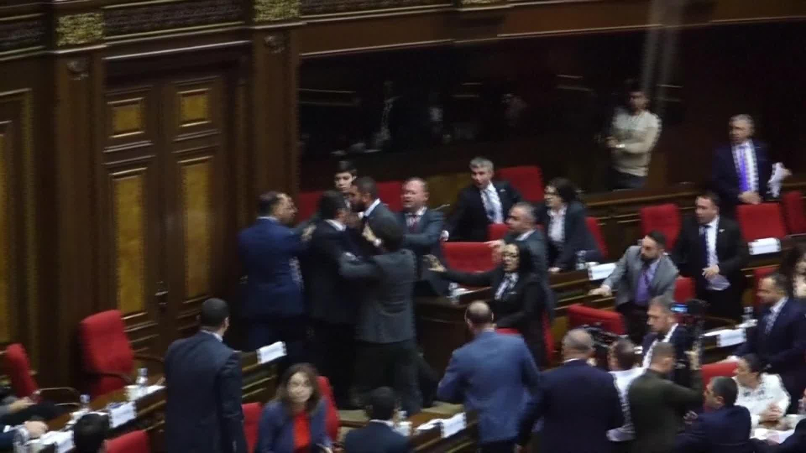 X007-ARMENIA PELEA EN EL PARLAMENTO