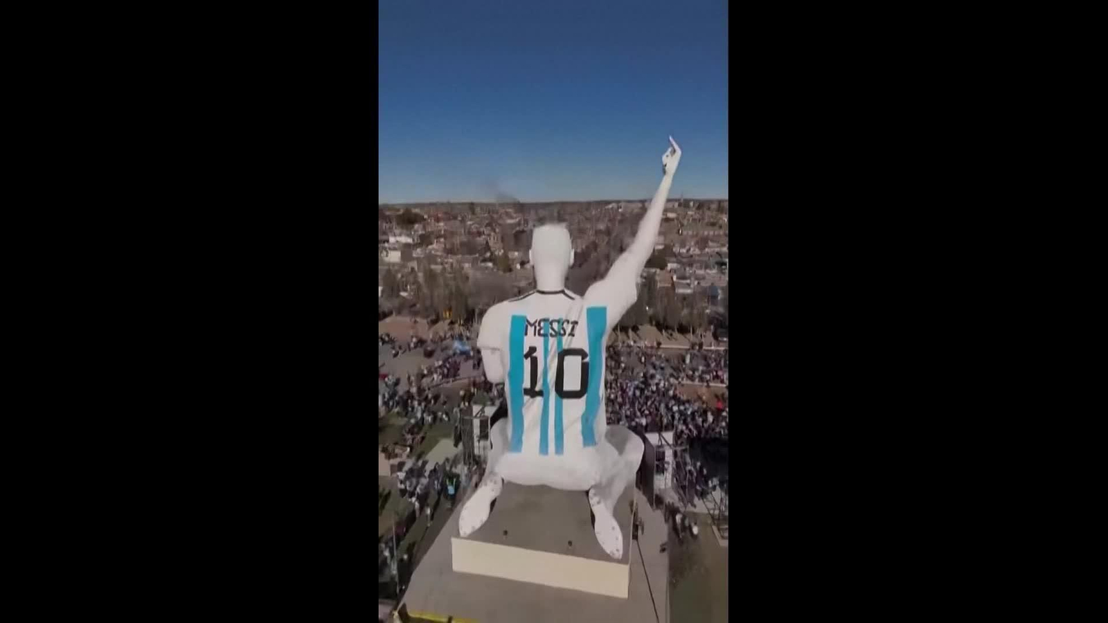 va argentina hinchas levantan estatua gigante de messi ok