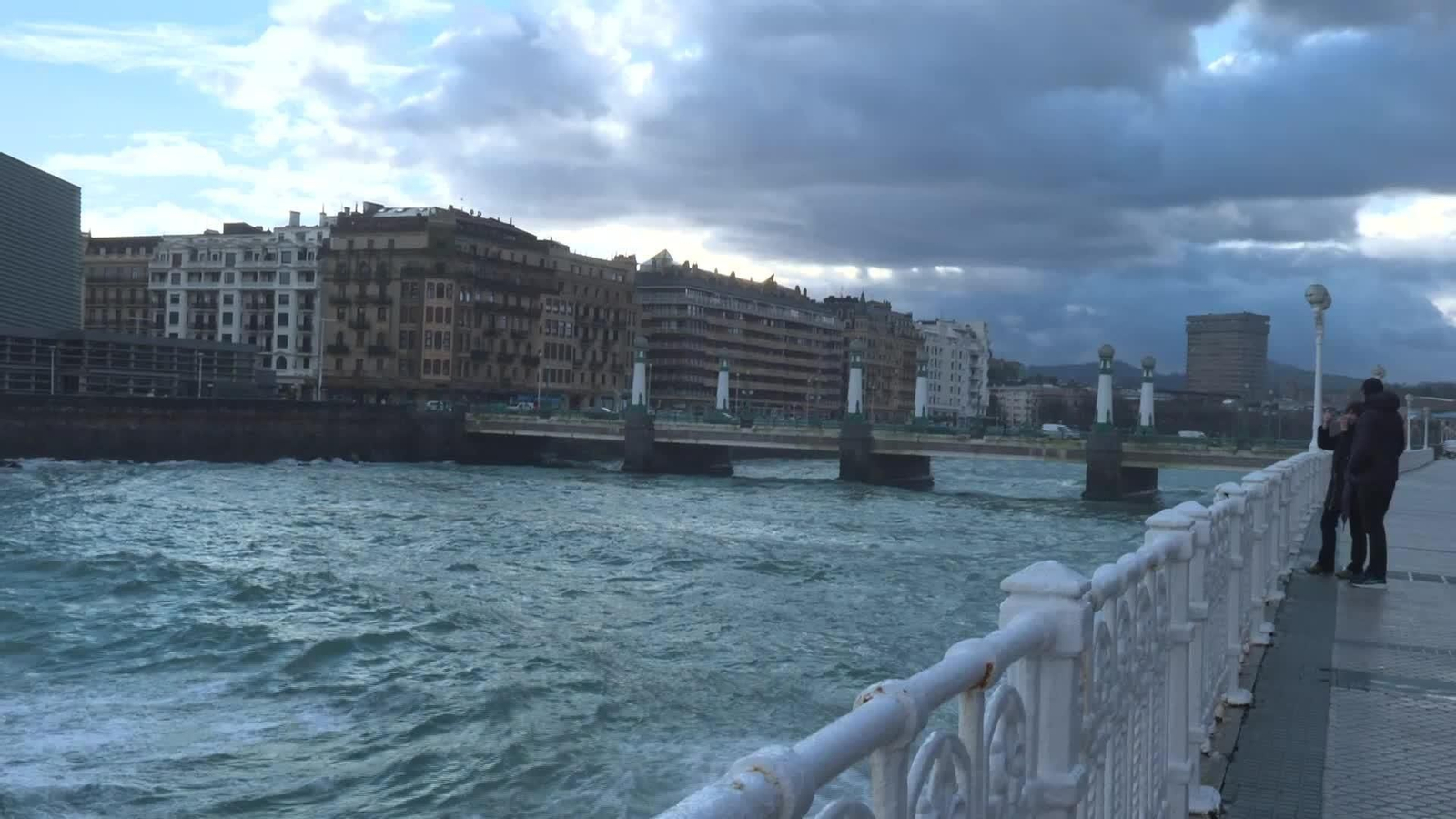 V042-VARIOS ALERTA POR VIENTO Y OLEAJE