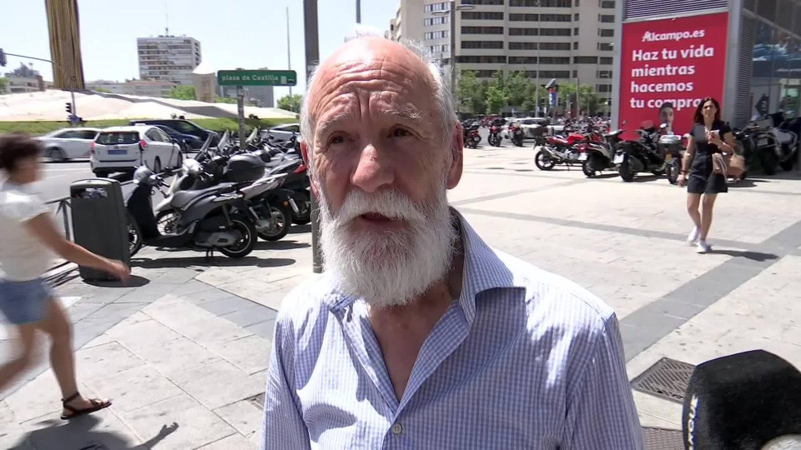 M072-VARIOS AFICIONADOS SOBRE CULEBRON JULIAN ALVAREZ