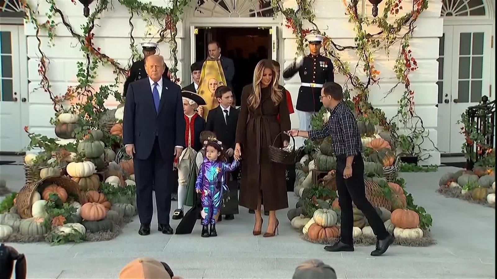 V004-EEUU TRUMP CELEBRA HALLOWEEN