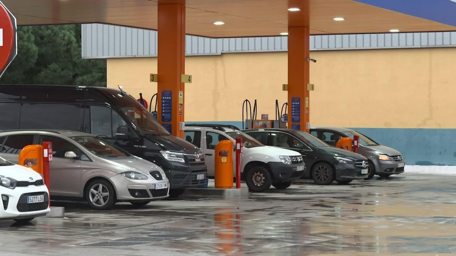 X053-MALAGA COLAS EN GASOLINERAS