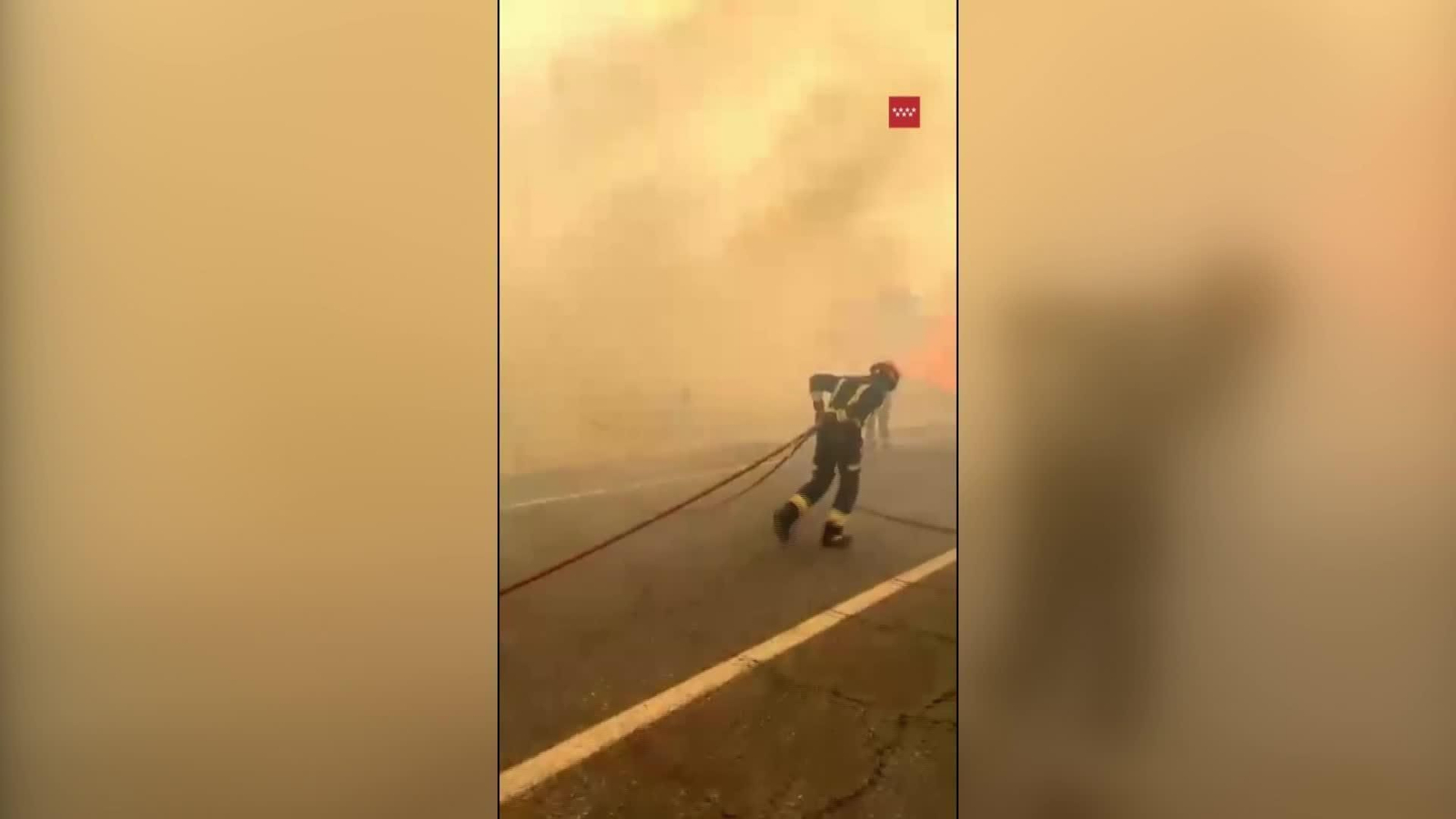 M003-EDI VARIOS BOMBEROS CONTRA LAS LLAMAS