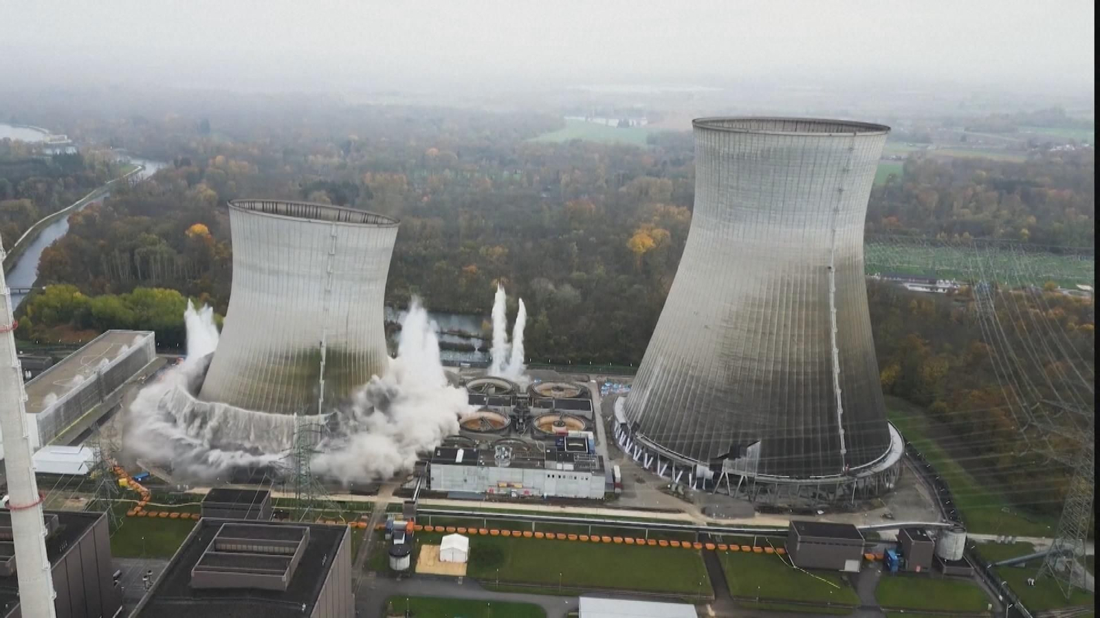 Derriban las icónicas torres de refrigeración de la central nuclear de Gundremmingen Derriban las icónicas torres de refrigeración de la central nuclear de Gundremmingen