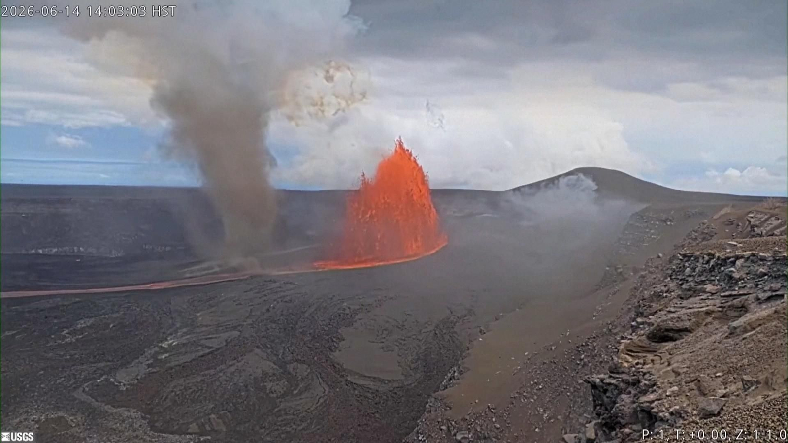 Un torbellino golpea una cámara que grababa la erupción del volcán Kilauea
