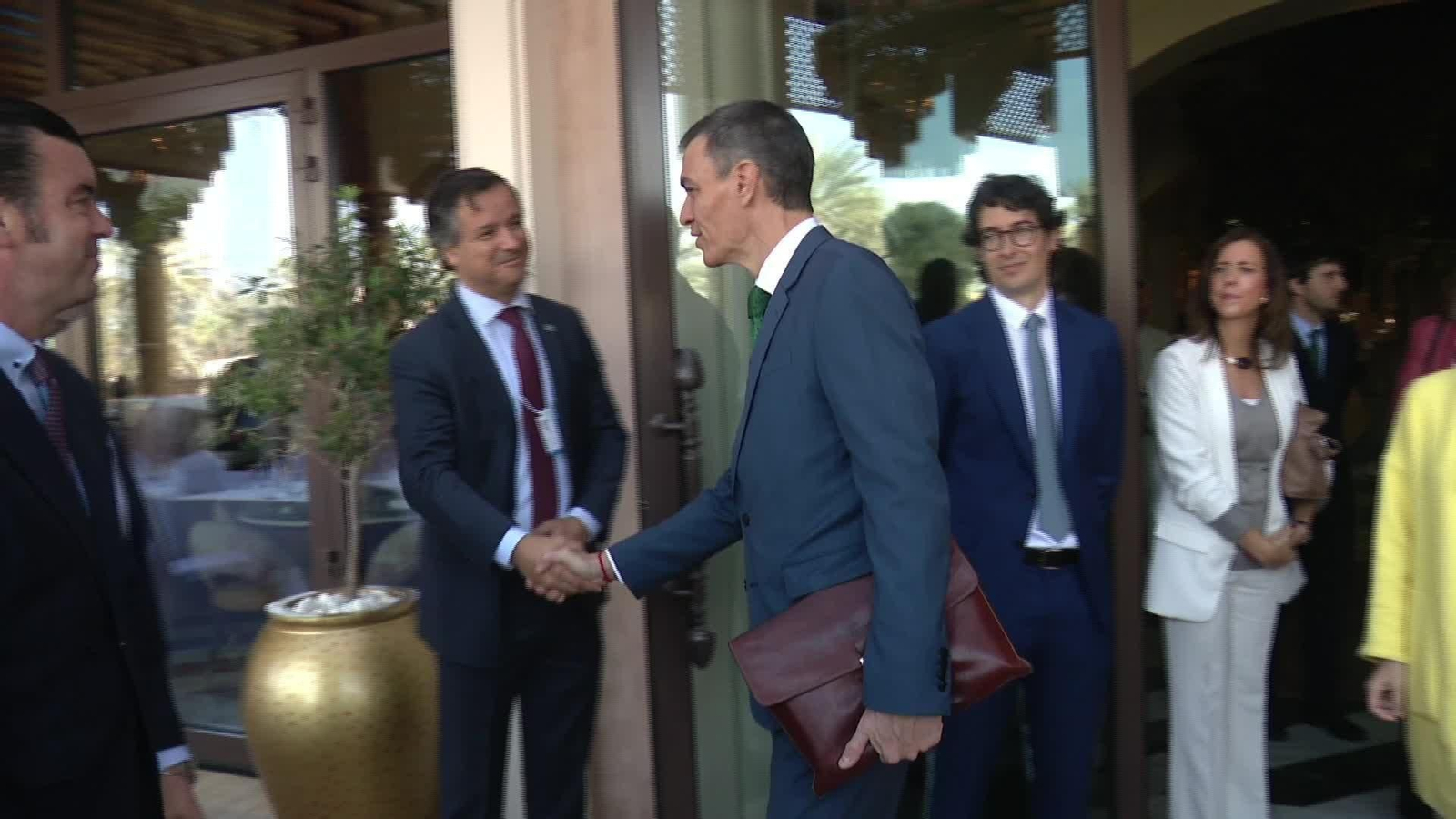 M021-DUBAI PEDRO SANCHEZ CON EMPRESARIOS