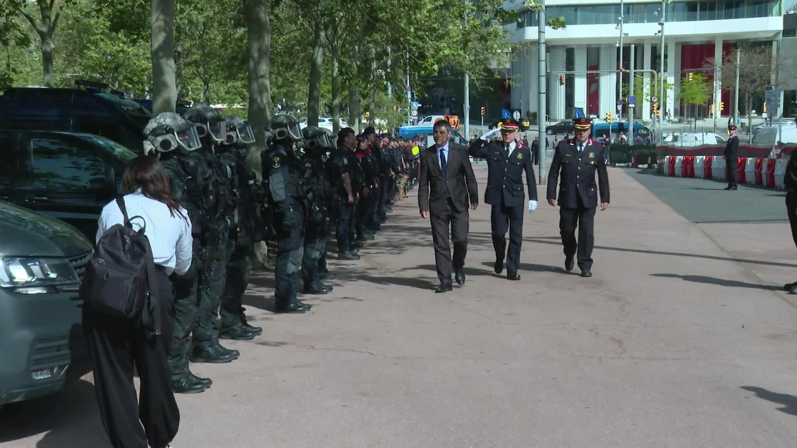 X073-BARCELONA ILLA CON LOS MOSSOS