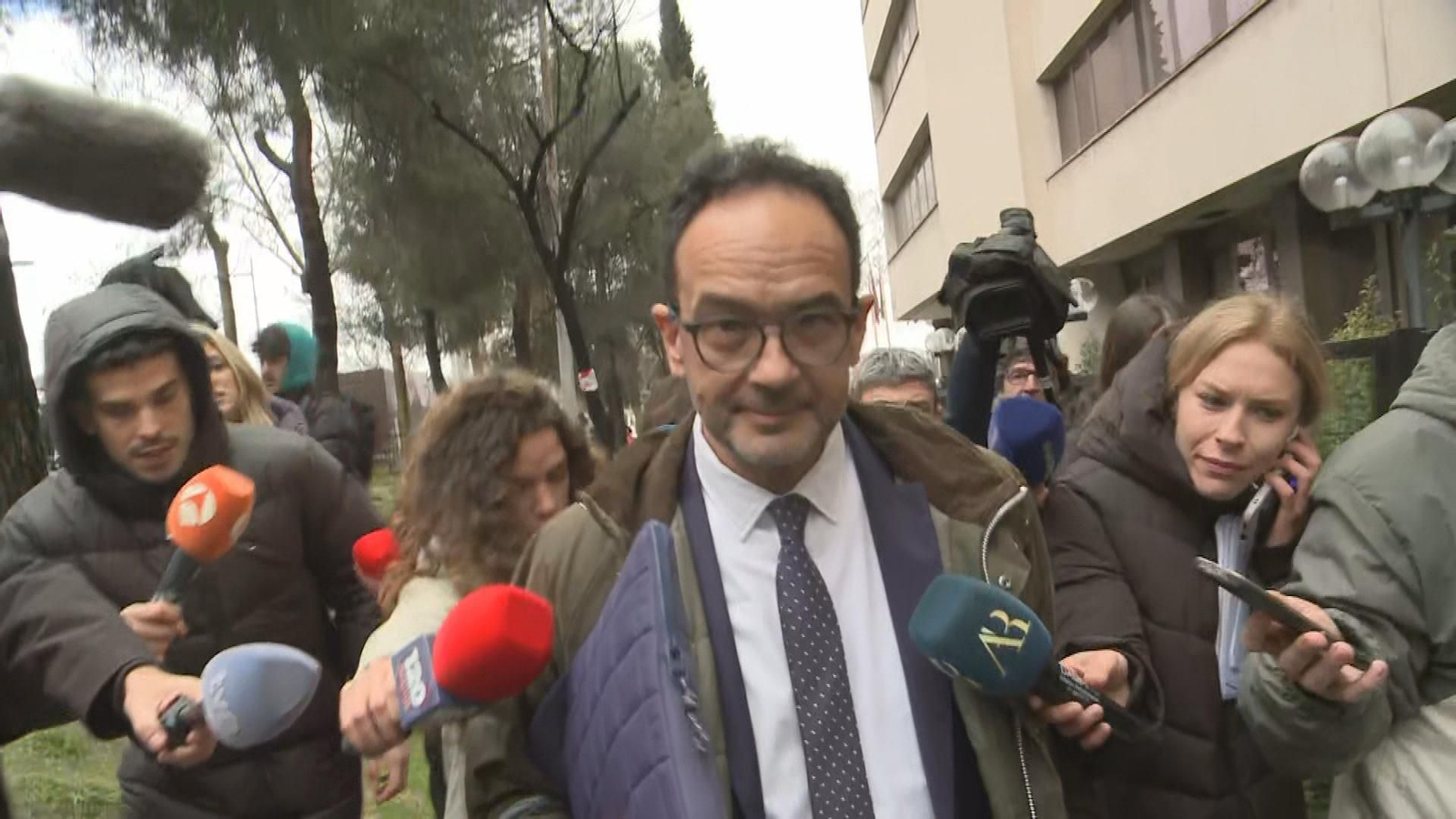 Salida de Antonio Hernando de los juzgados de Plaza de Castilla