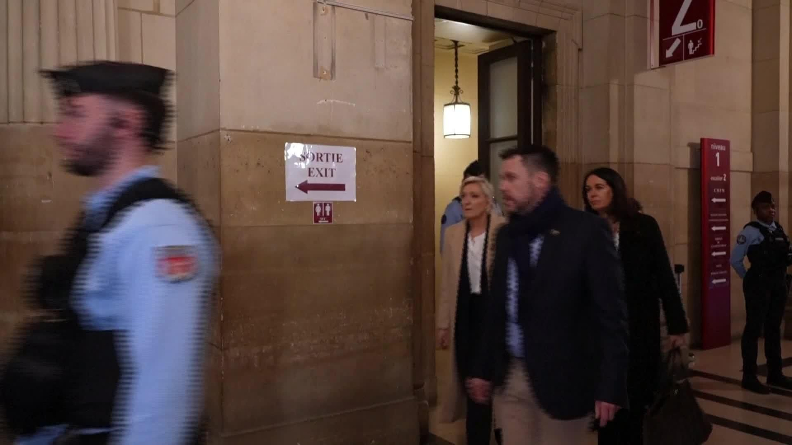 X027-FRANCIA LE PEN LLEGA A JUZGADOS