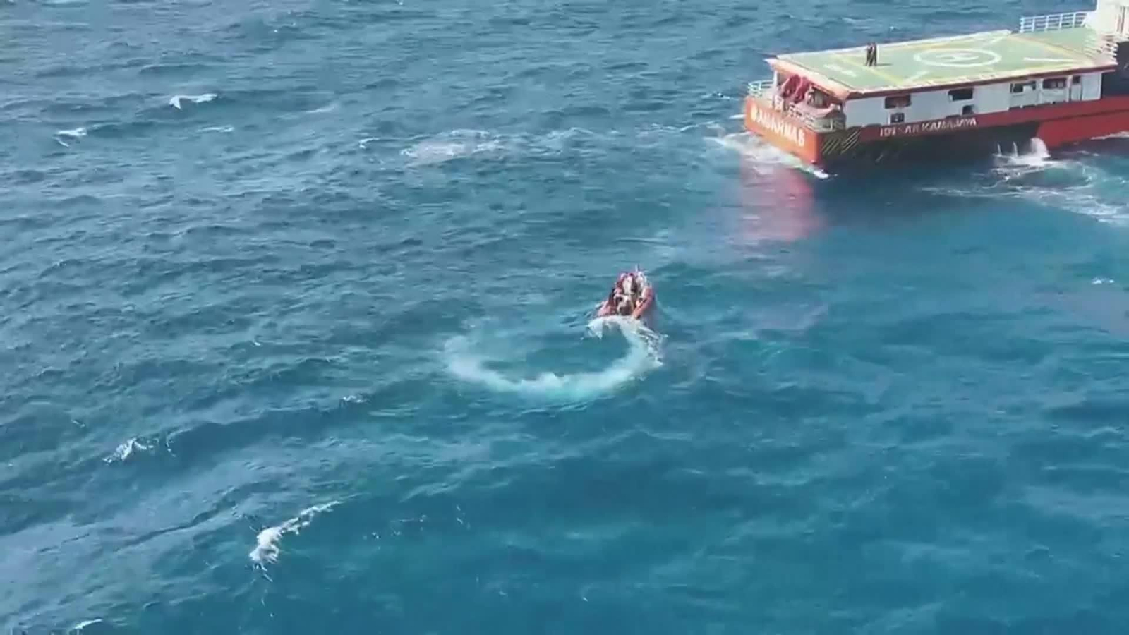 D040-INDONESIA RECUPERAN OTRO CUERPO NAUFRAGIO