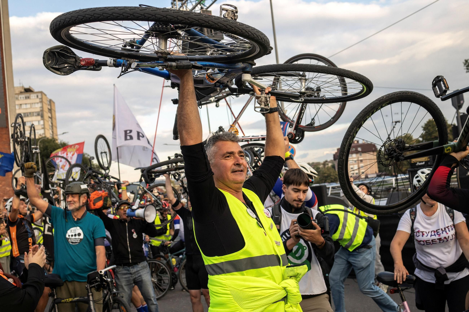 Los estudiantes serbios culminan una marcha ciclista antes de las elecciones