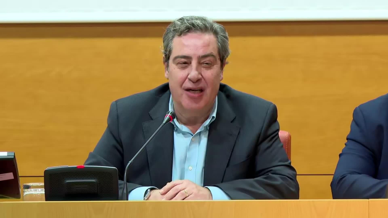 J039-VALENCIA PTA CORTES HABLA CON GRUPOS