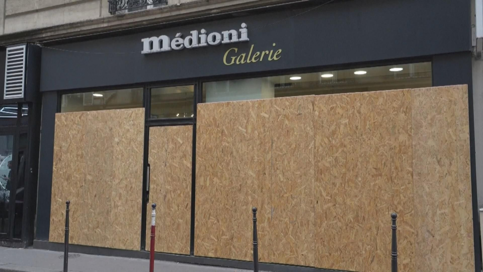 Los comercios en París se blindan ante las nuevas protestas