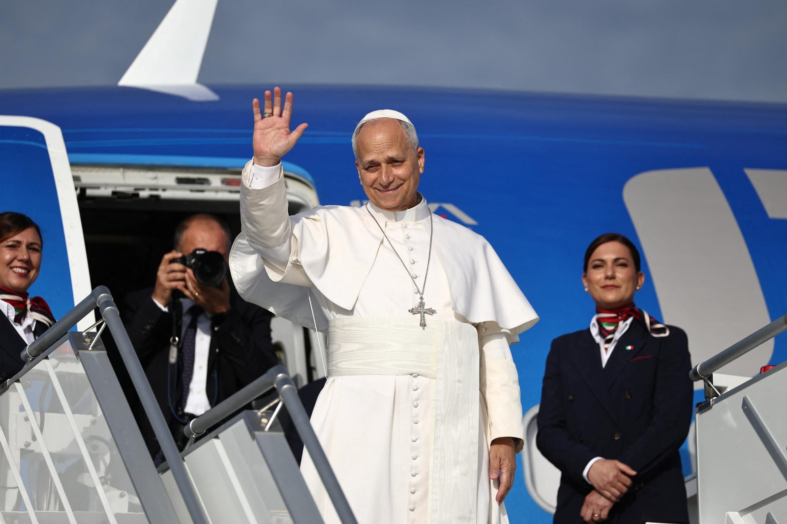 El papa vuela desde Italia a España