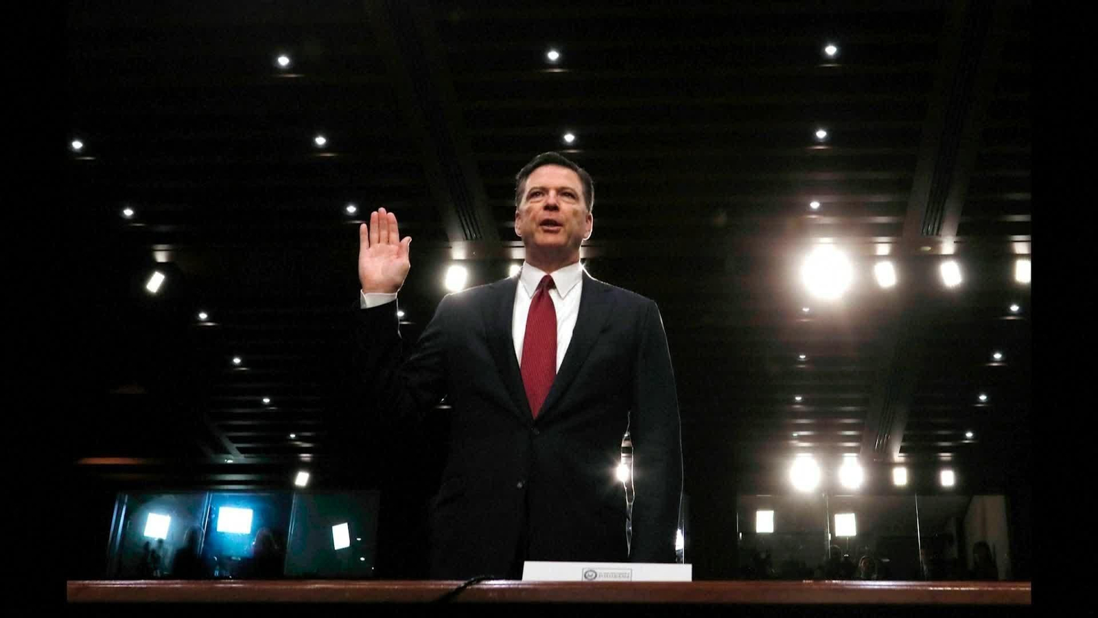 V018-EEUU EX DIRECTOR FBI COMEY ACUSADO