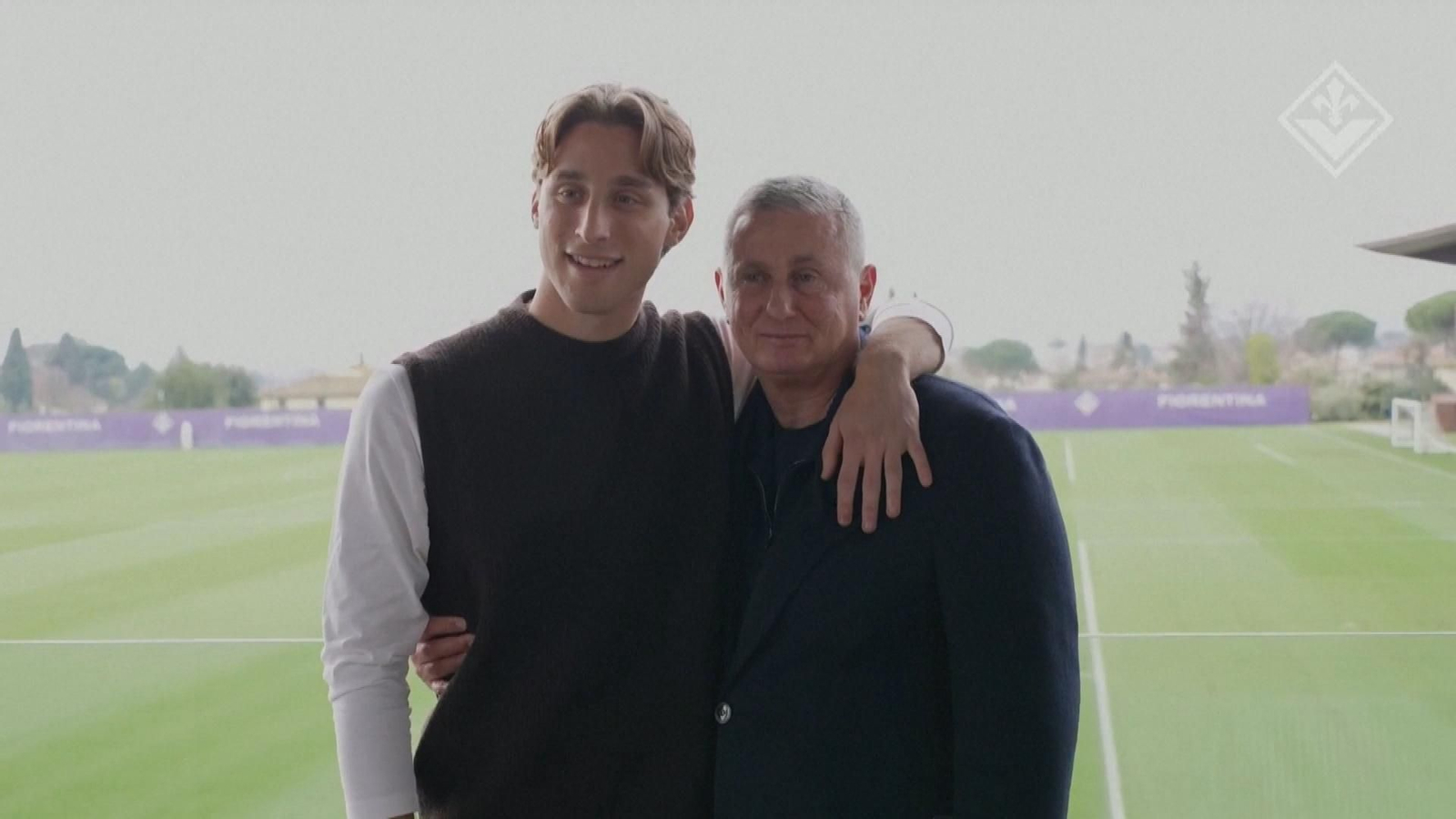 El futbolista italiano Edoardo Bove visita a sus compañeros del Fiorentina tras operarse