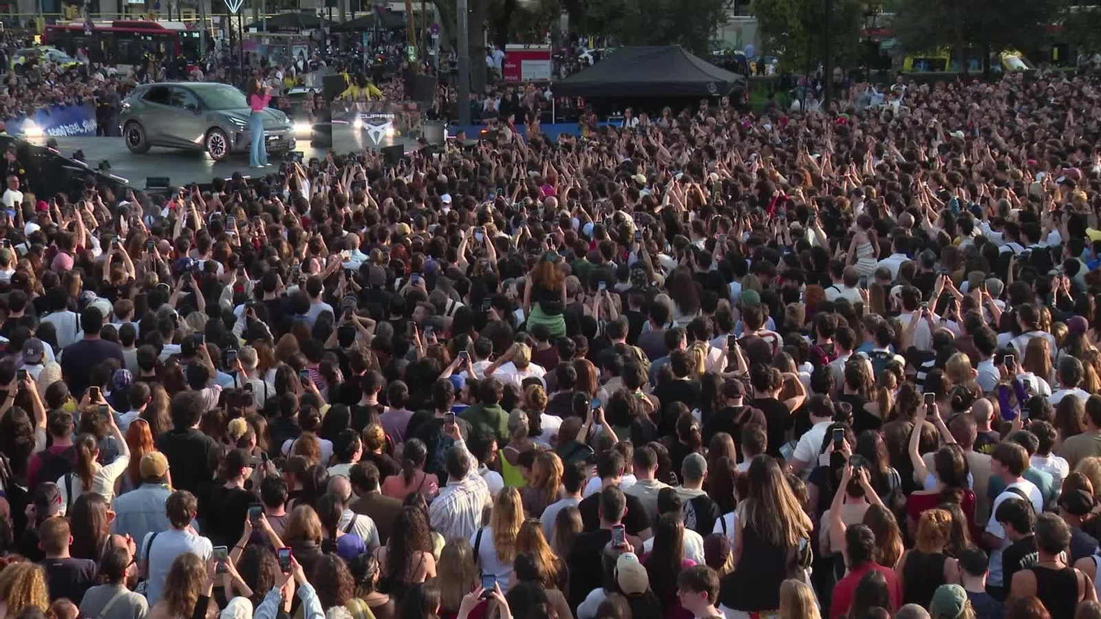 J081-BARCELONA NATHY PELUSO PLAZA CATALUNYA