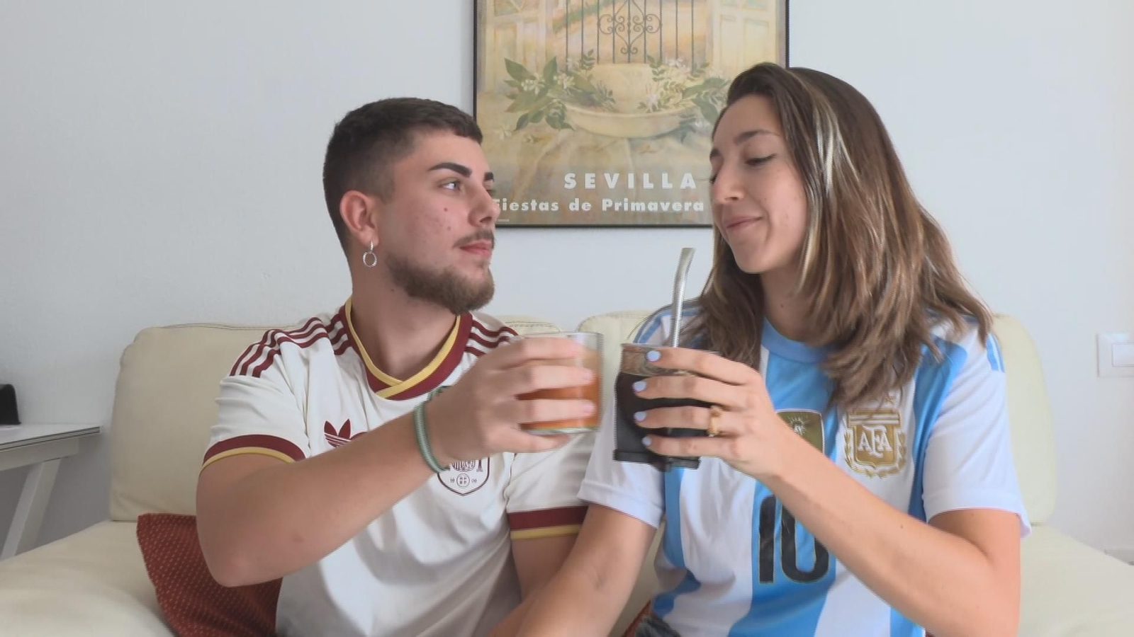 Una pareja afronta la final del Mundial con el corazón dividido