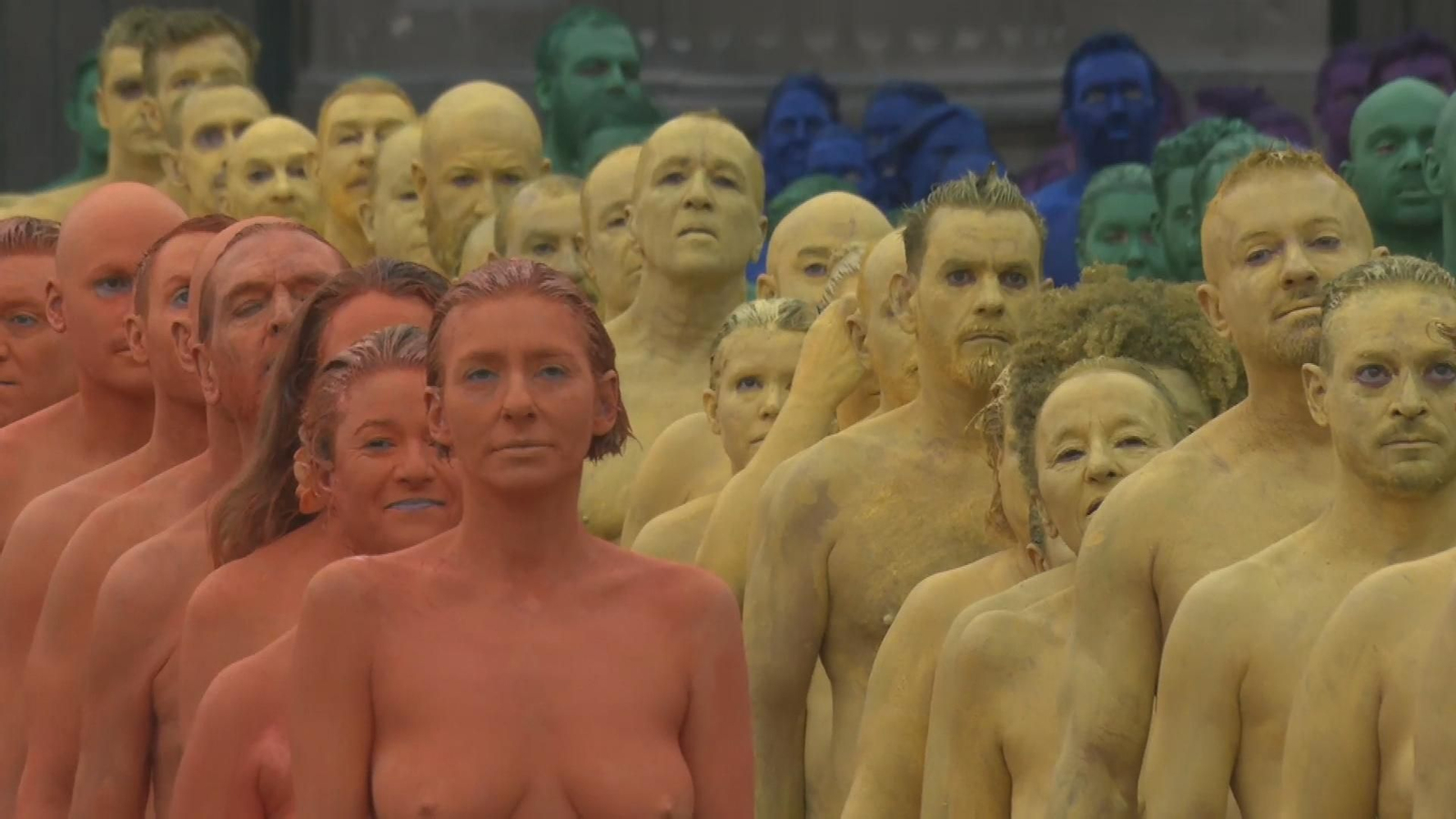 Spencer Tunick reivindica la inclusión LGTBIQ+ con una emocionante bandera arcoíris de cuerpos en Las Palmas