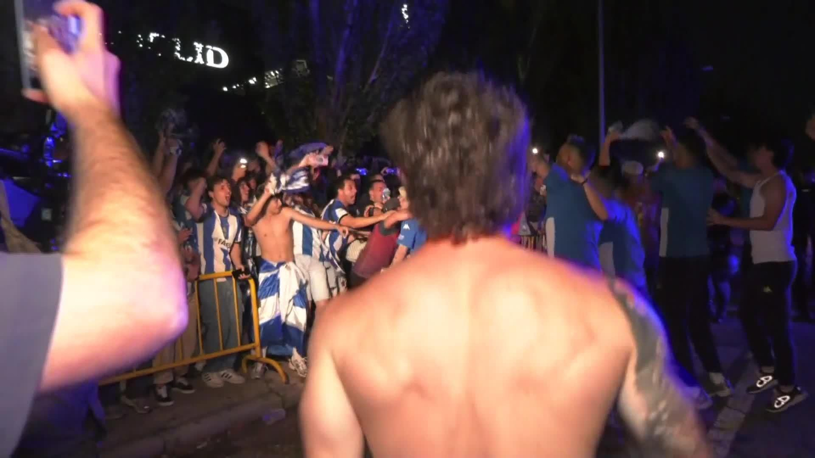 va alegria jugadores depor con aficionados