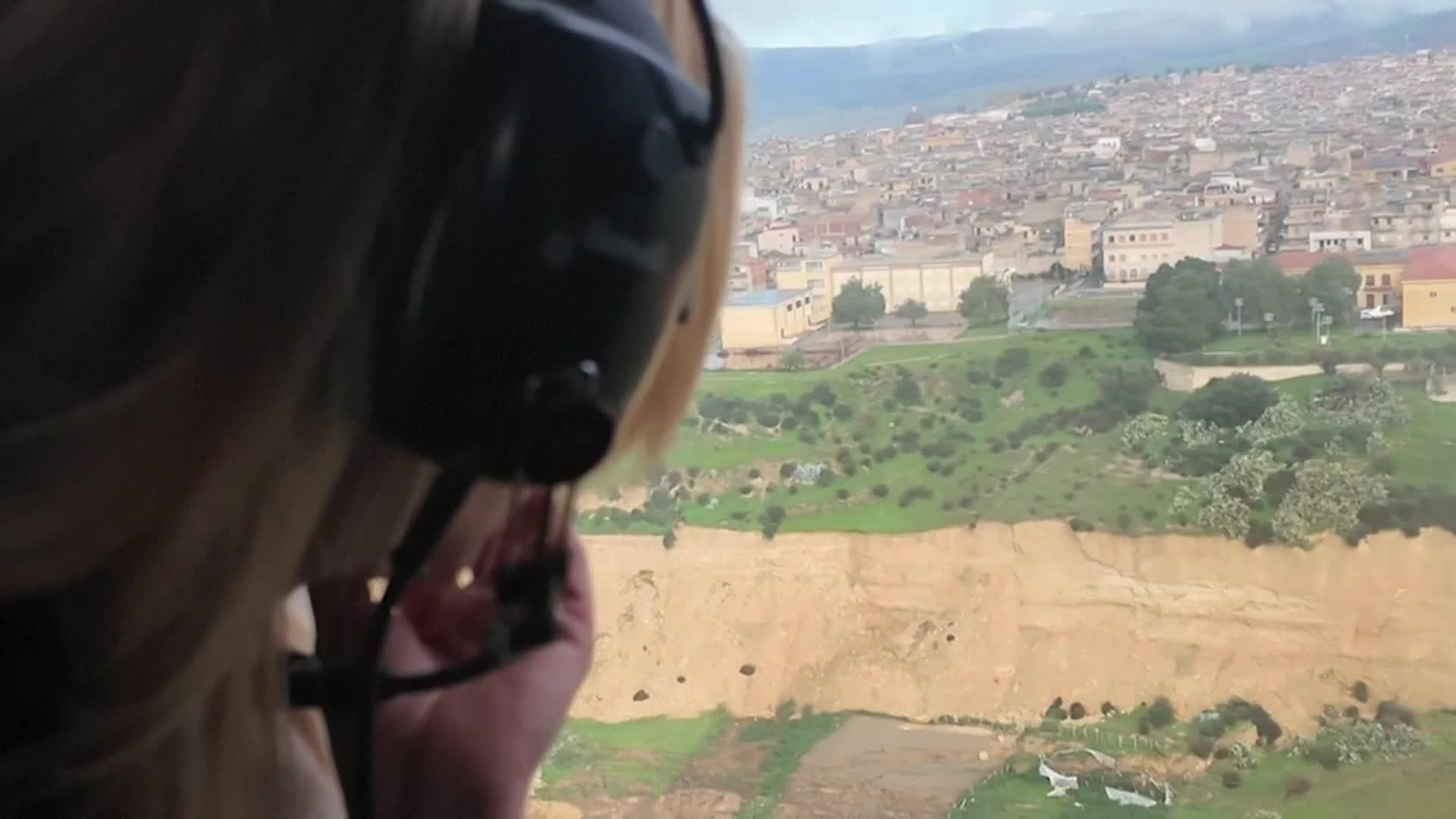 X054-ITALIA MELONI VISITA PUEBLO SICILIA ABISMO