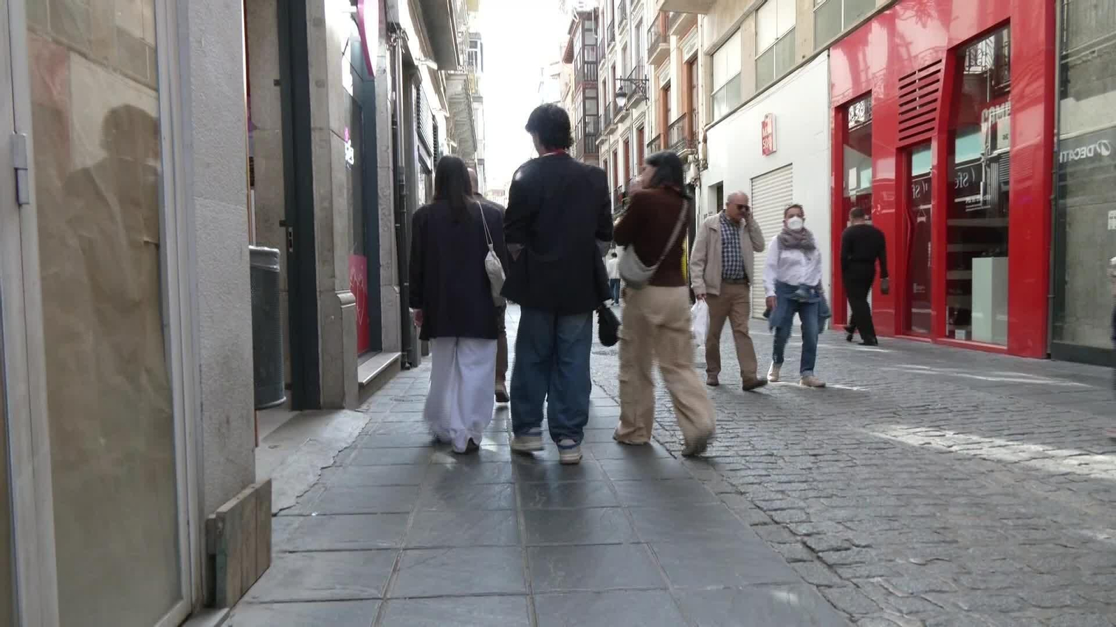 L002-EDI GRANADA ROPA VINTAGE