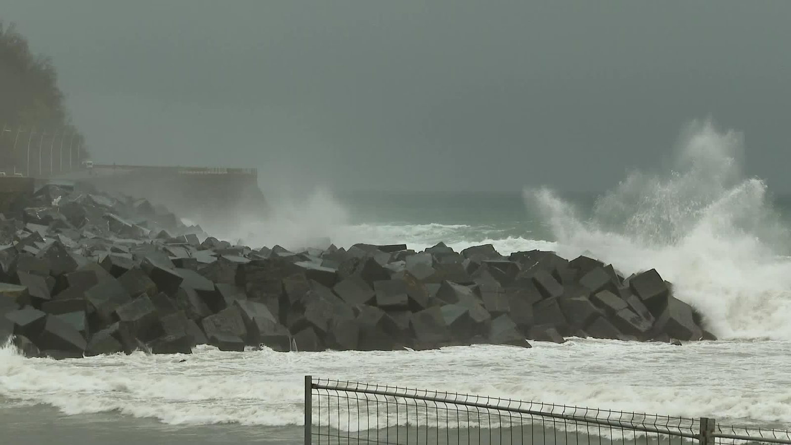 S040-VARIOS ALERTA OLEAJE SAN SEBASTIÁN Y A CORUÑA
