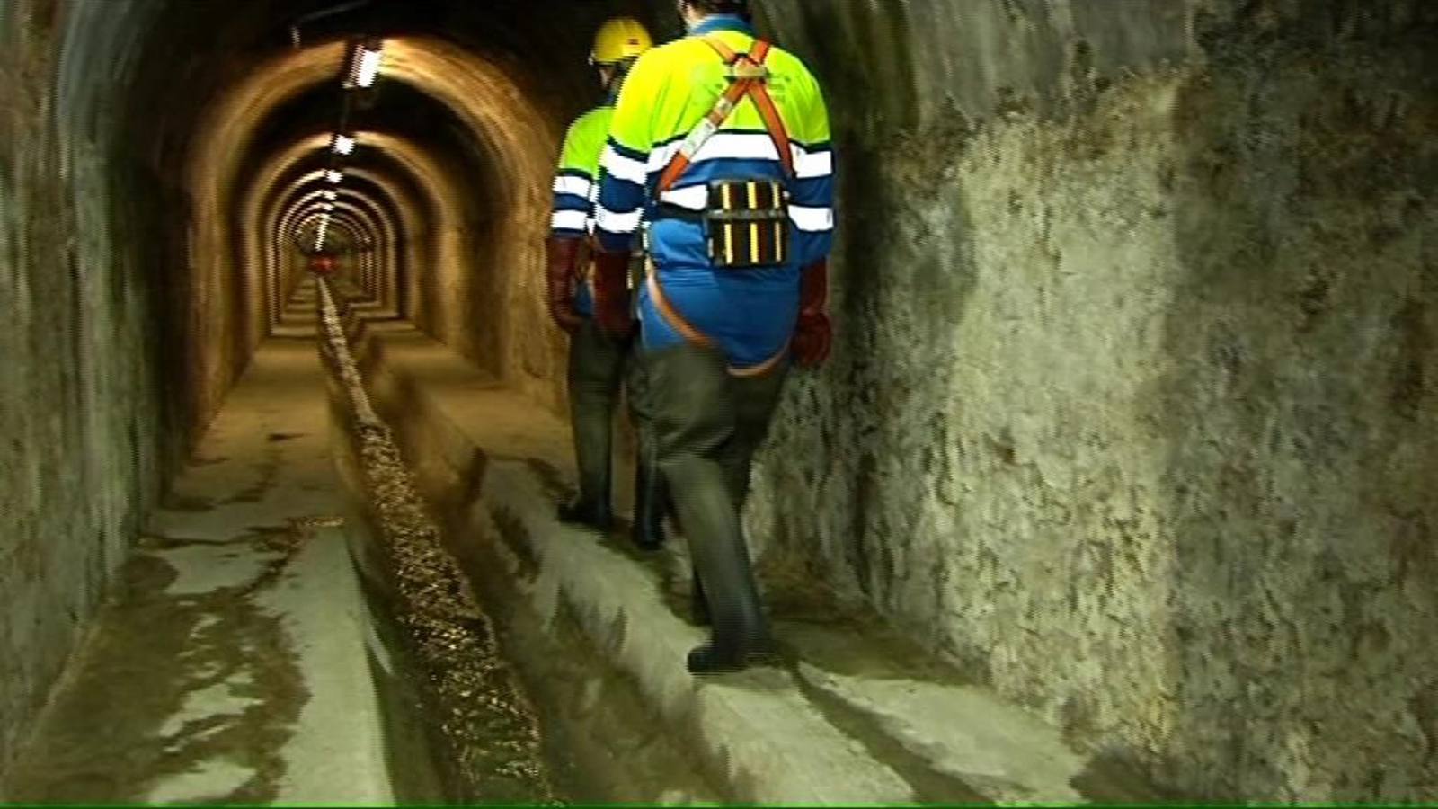 Brigadas al rescate de nuestros objetos perdidos en las alcantarillas Brigadas al rescate de nuestros objetos perdidos en las alcantarillas