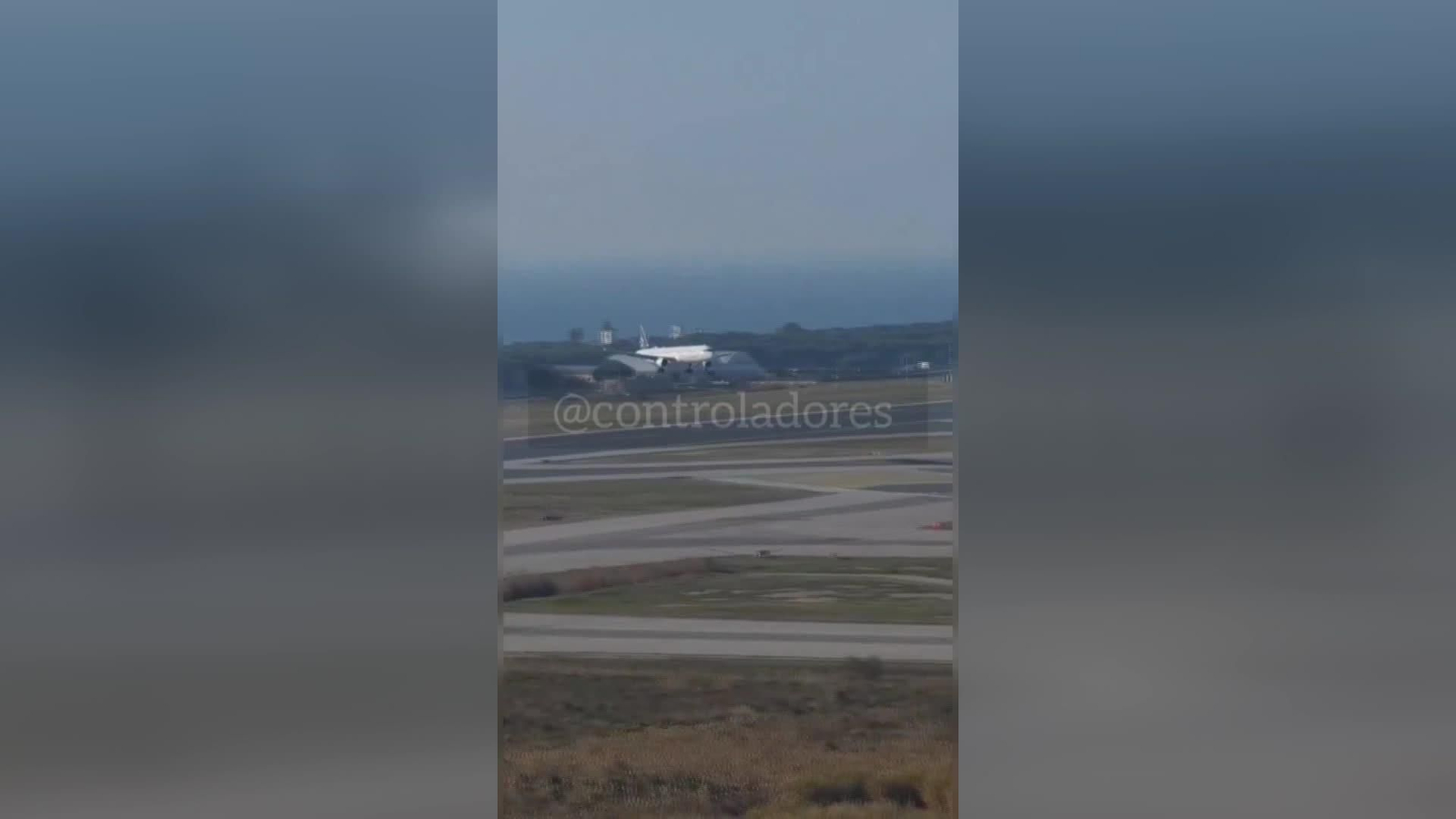 J047-BARCELONA AVANCE ATERRIZAJE EMERGENCIA AVION TURCO