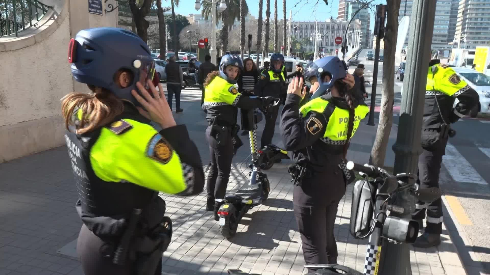 X001-EDI VALENCIA POLICIAS EN PATINETES