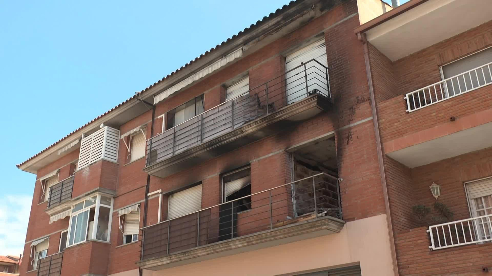 D032-BARCELONA DETENIDO POR INCENDIO PISO CON MUJER DENTRO