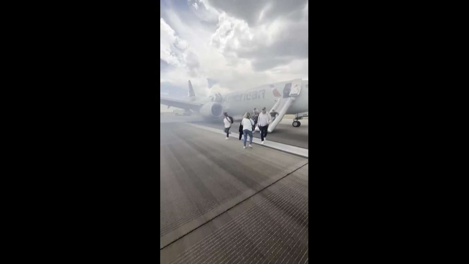 D002-EEUU COLORADO EVACUACION AVION INCENDIADO