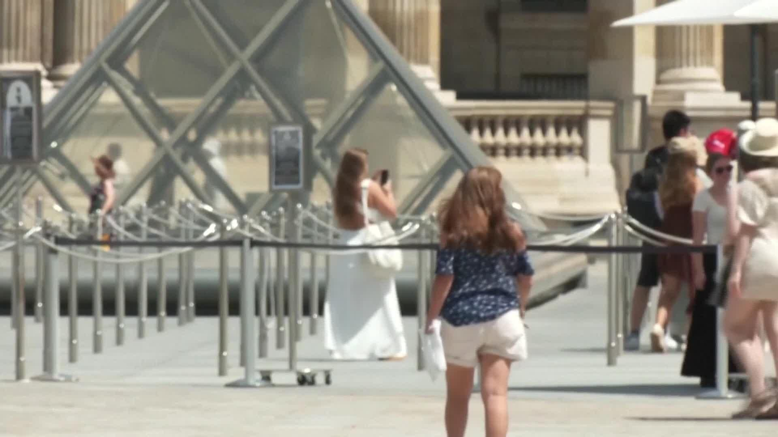 X065-FRANCIA CALOR CIERRE DEL LOUVRE