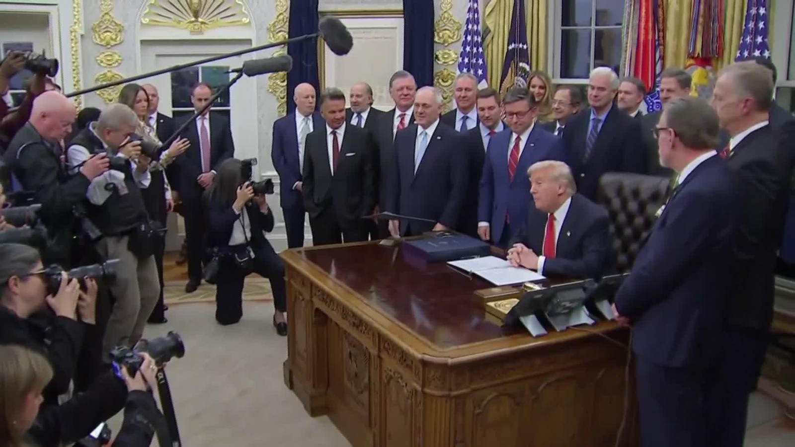 J004-EEUU TRUMP FIRMA FIN CIERRE GOBIERNO