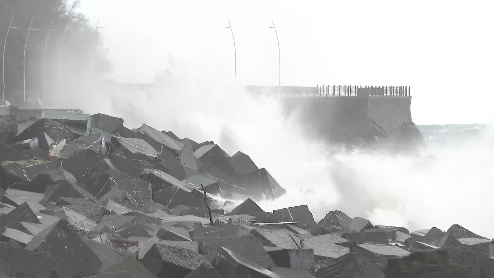 X074-VARIOS OLEAJE TARDE