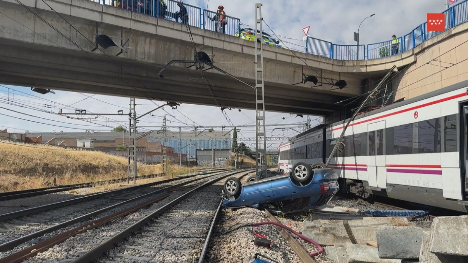 Coche cae a las vías en Fuenlabrada
