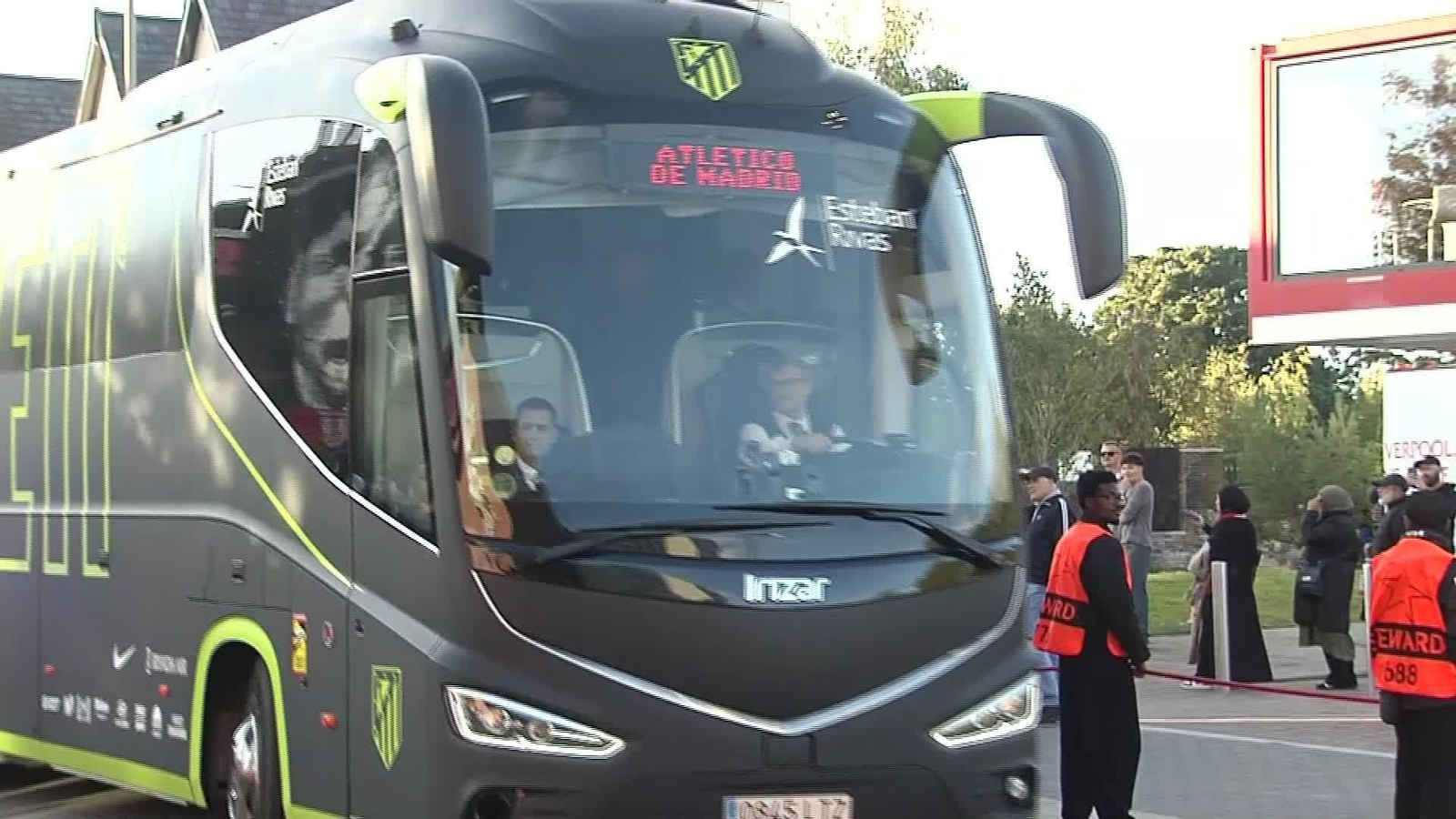 X090-LIVERPOOL LLEGADA DEL ATLETICO A ANFIELD