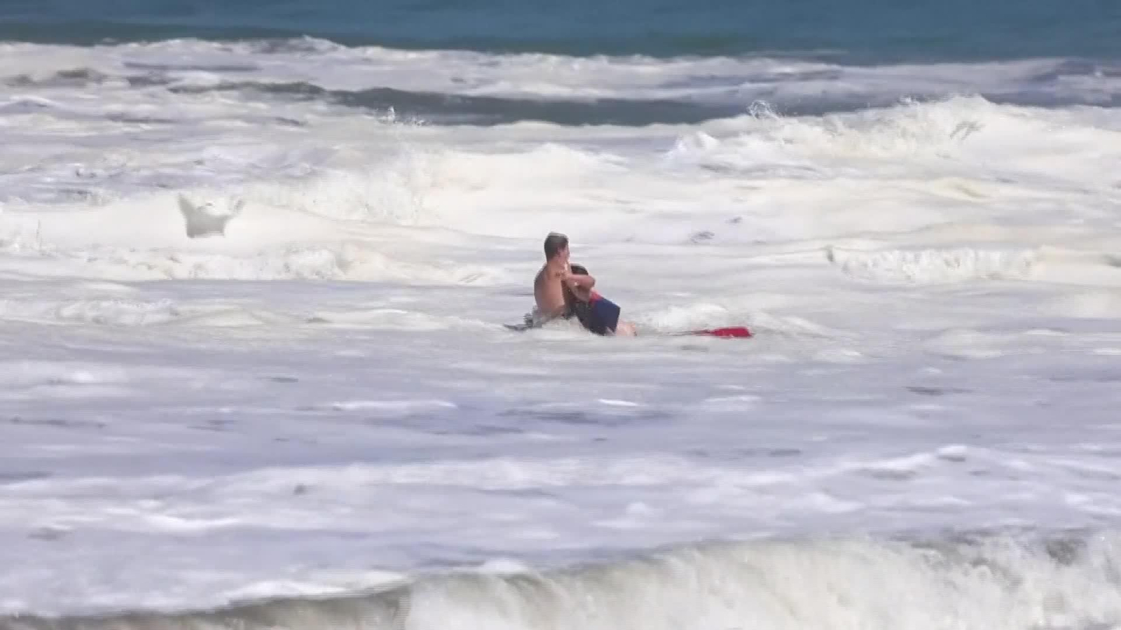 X007-EEUU RESCATE NIÑO EN EL MAR
