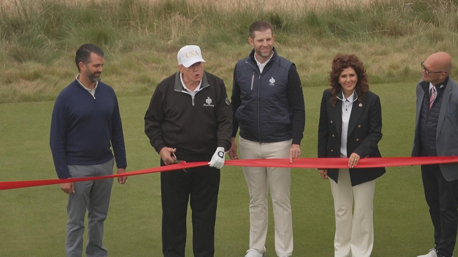 M056-UK TRUMP INAUGURA CAMPO GOLF