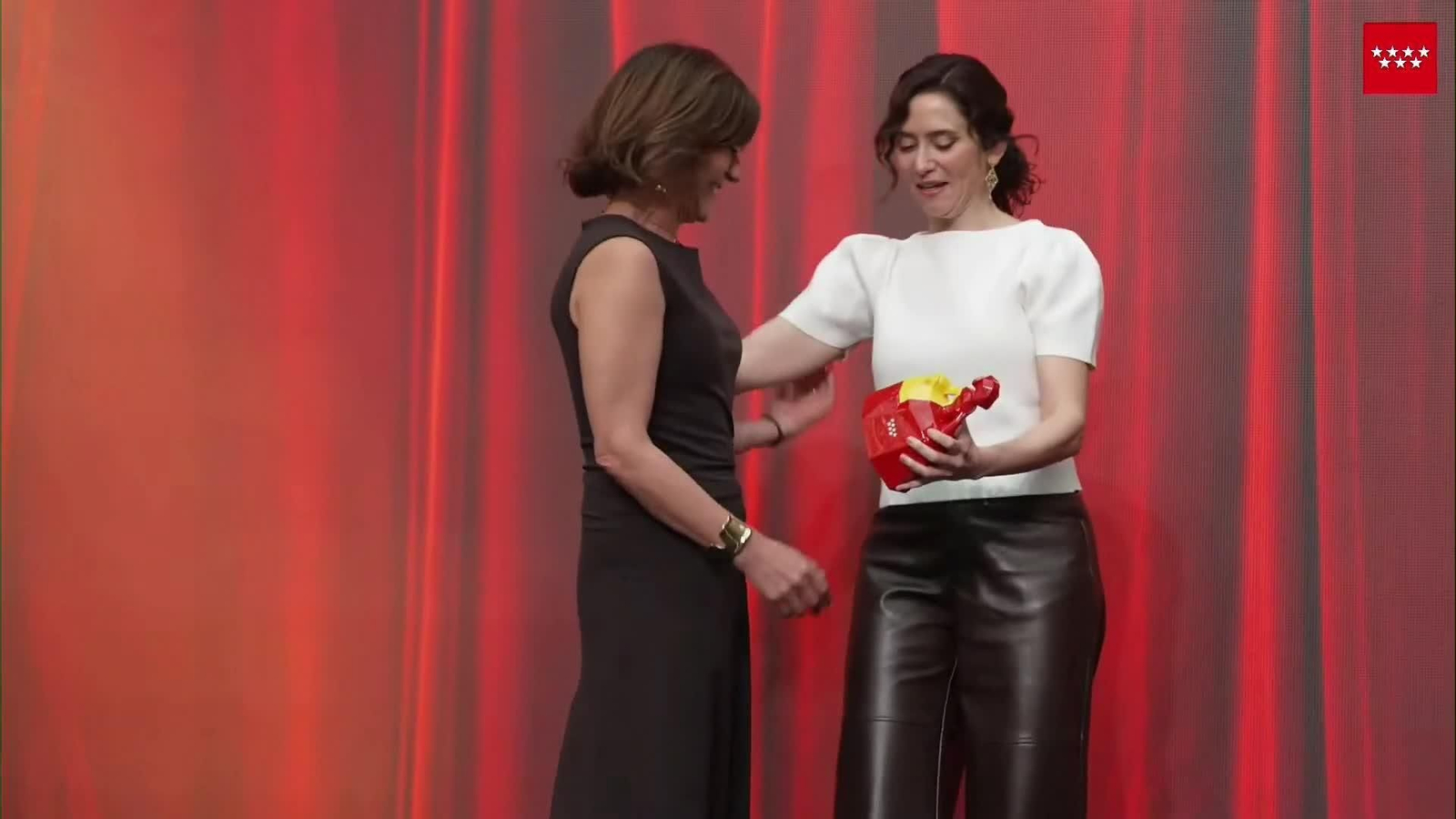 V026-MADRID AYUSO HOMENAJE TEATROS CENTENARIOS