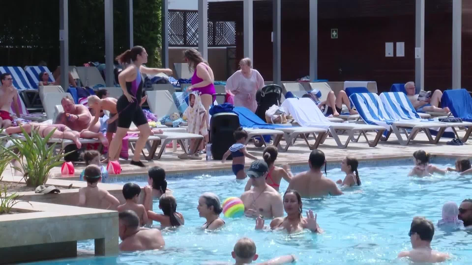 El turismo ralentiza su subida, menos consumo y precios más altos