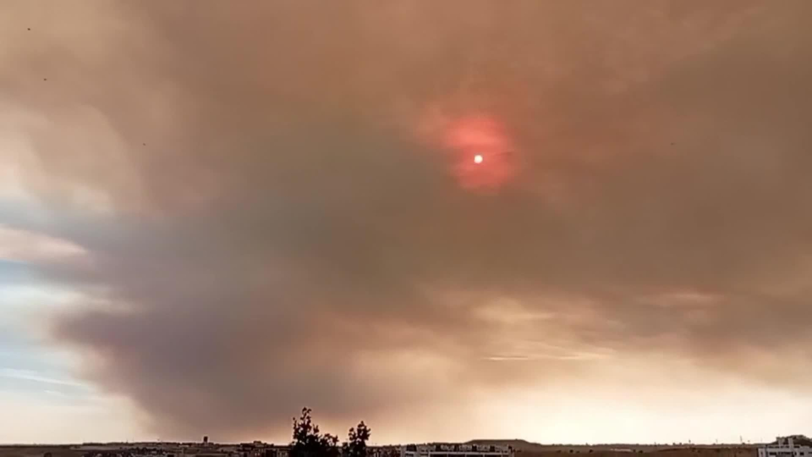 El humo del incendio en Toledo llega hasta el centro de Madrid