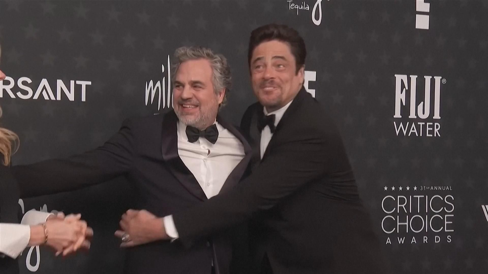 Los actores Mark Ruffalo y Benicio Del Toro protagonizan un divertido y amistoso abrazo ante los fotógrafos