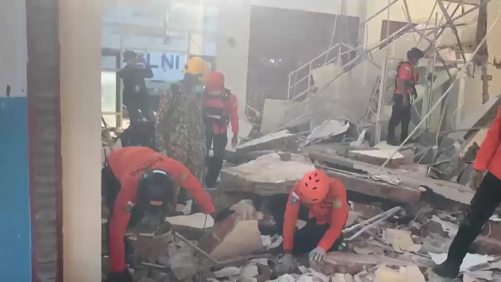 S003-INDONESIA TERREMOTO RESCATES