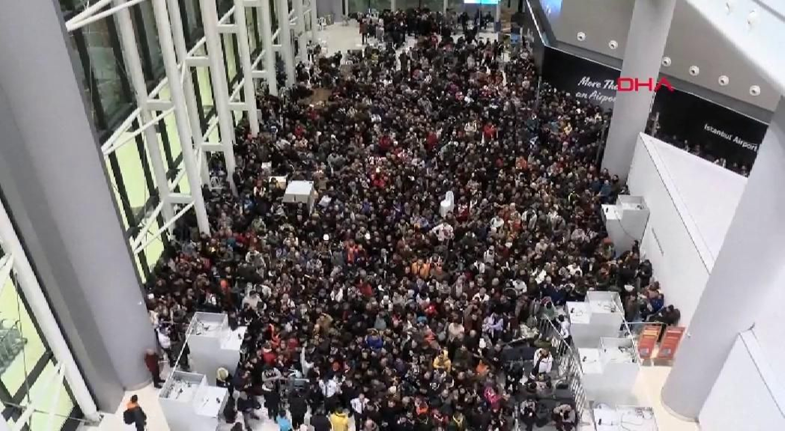 Miles de voluntarios abarrotan el aeropuerto de Estambul Miles de voluntarios abarrotan el aeropuerto de Estambul