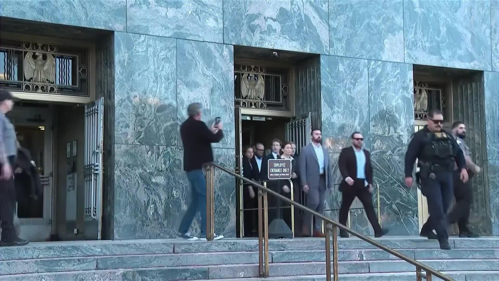 J008-EEUU ZUCKENBERG SALE JUICIO