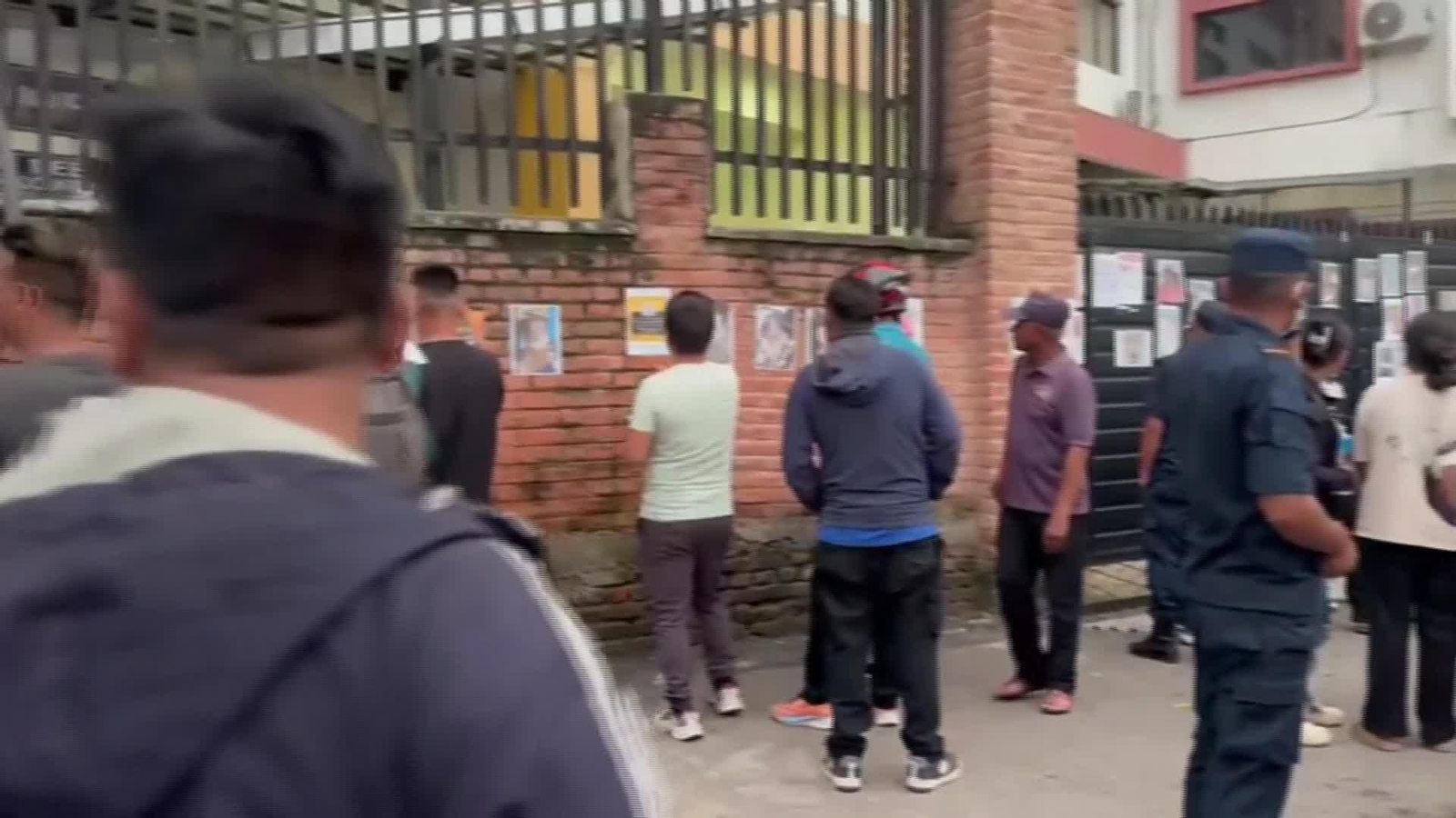 J056-NEPAL FAMILIAS IDENTIFICAN FALLECIDOS