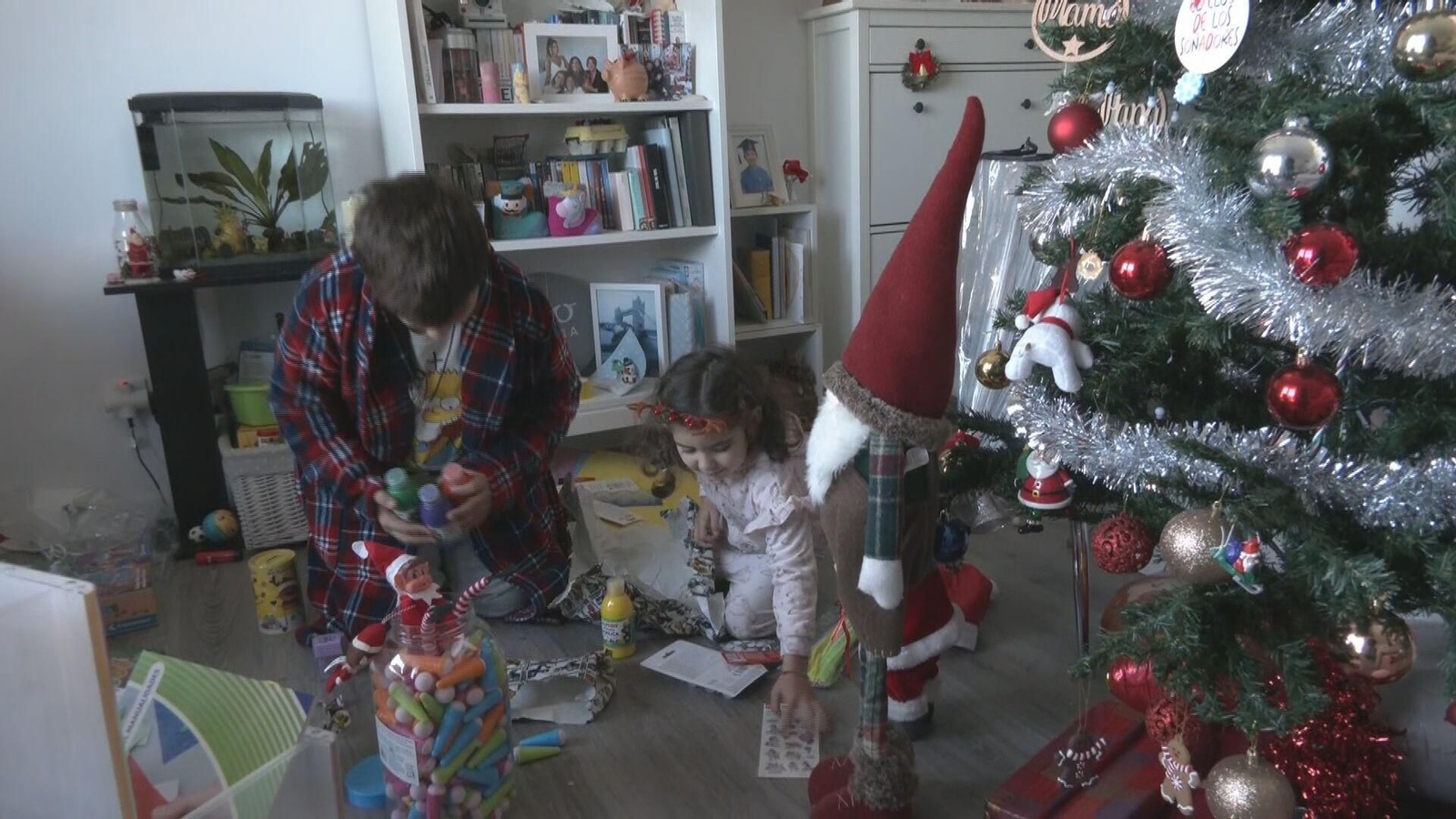 J040-VARIOS NIÑOS CON REGALOS OK