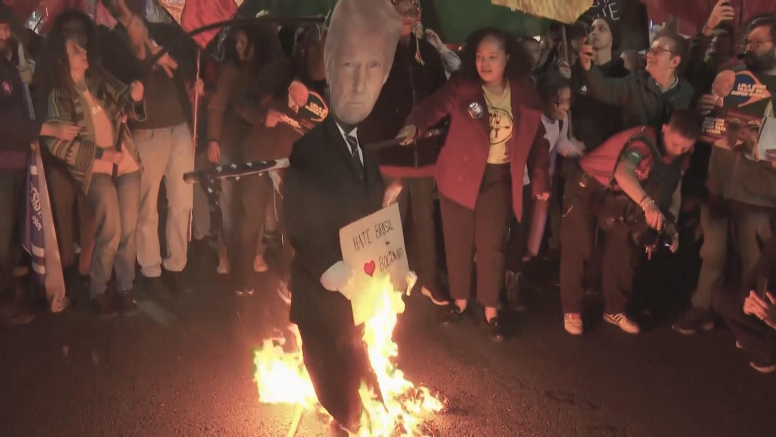 Queman la imagen de Trump durante una protesta en Brasil Queman la imagen de Trump durante una protesta en Brasil