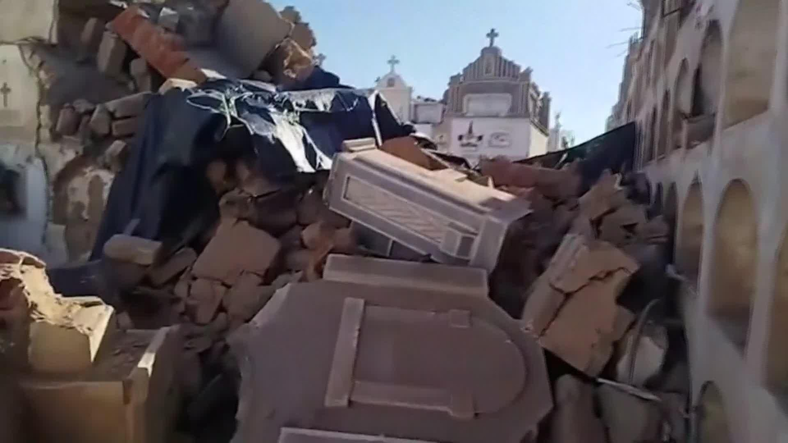 X007-PERU TERREMOTO CEMENTERIO